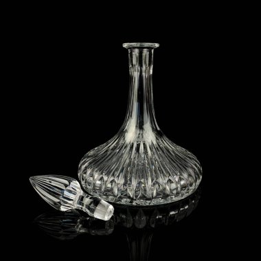 Geometrik desenli antika cam sürahi. Siyah izole edilmiş arka planda alkolün retro sürahisi. Oymalı vintage sürahi