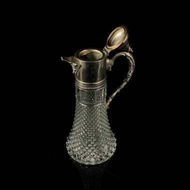 Metal bir boynu olan antika cam sürahi. Siyah izole edilmiş arka planda alkol için retro sürahi