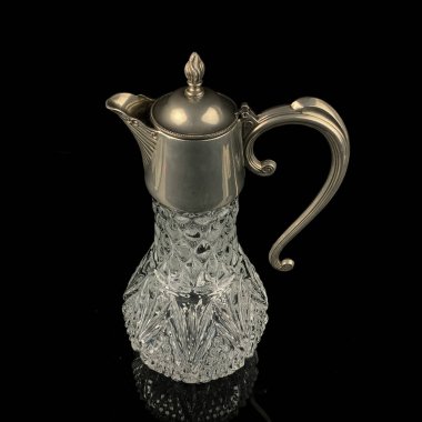 Metal bir boynu olan antika cam sürahi. Siyah izole edilmiş arka planda alkol için retro sürahi