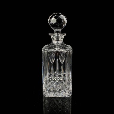 Geometrik desenli antika cam sürahi. Siyah izole edilmiş arka planda alkolün retro sürahisi. Oymalı vintage sürahi