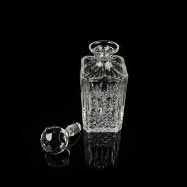 Geometrik desenli antika cam sürahi. Siyah izole edilmiş arka planda alkolün retro sürahisi. Oymalı vintage sürahi