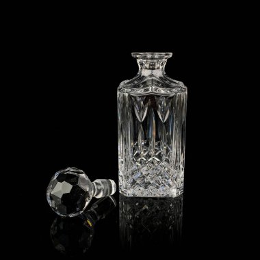 Geometrik desenli antika cam sürahi. Siyah izole edilmiş arka planda alkolün retro sürahisi. Oymalı vintage sürahi