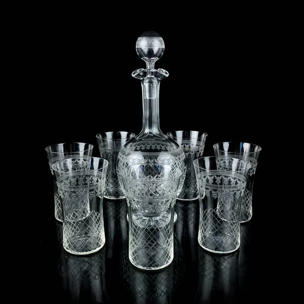 古老的酒精水晶服务 玻璃杯 玻璃杯 黑色隔离背景的玻璃杯和玻璃杯 — 图库照片