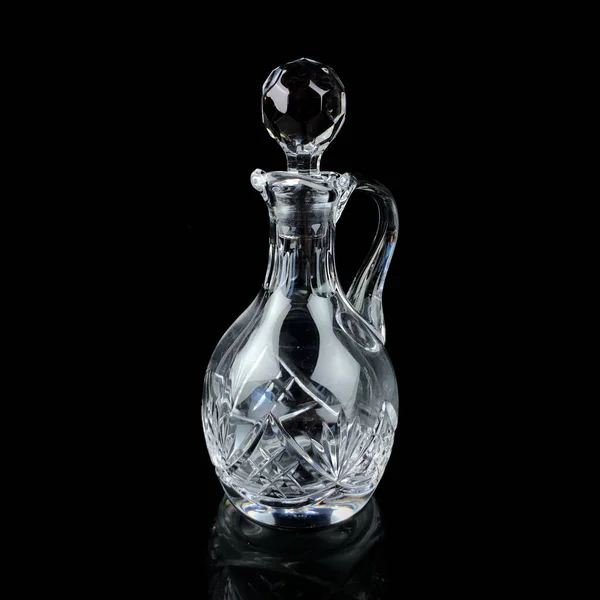 具有几何图案的古董玻璃瓶 黑色孤立背景下的酒的复古酒瓶 雕刻的老式酒瓶 — 图库照片