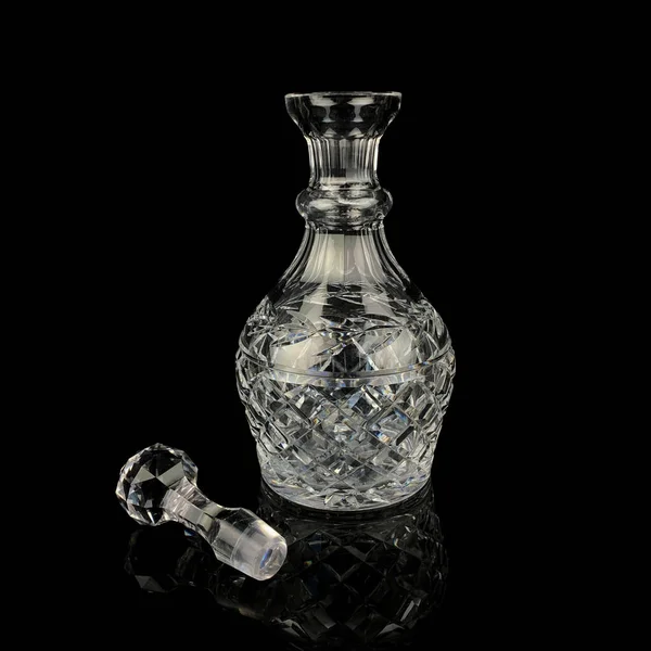 具有几何图案的古董玻璃瓶 黑色孤立背景下的酒的复古酒瓶 雕刻的老式酒瓶 — 图库照片