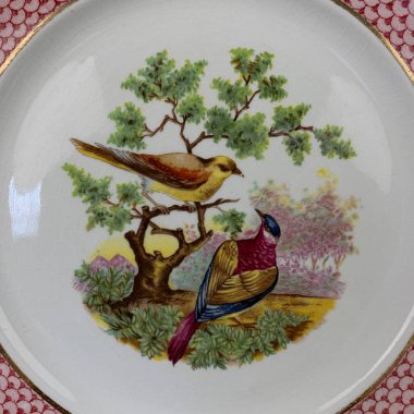 Sonbahar arkaplanı, ormanda iki sülün oturuyor. Yuvarlak. El boyalı antika bir tabak. dekupaj için kuşların görüntüsü ile resim.