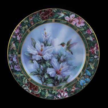 Çiçek açan bitkilerin arka planında küçük parlak kuş sinekkuşu. Yuvarlak. El boyalı antika bir tabak. dekupaj için kuşların görüntüsü ile resim.