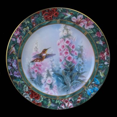 Çiçek açan bitkilerin arka planında küçük parlak kuş sinekkuşu. Yuvarlak. El boyalı antika bir tabak. dekupaj için kuşların görüntüsü ile resim.