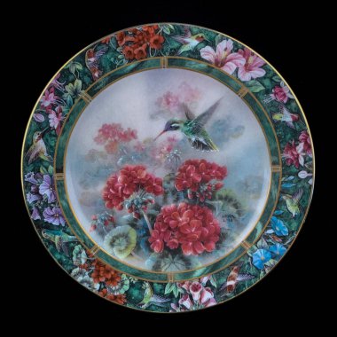 Çiçek açan bitkilerin arka planında küçük parlak kuş sinekkuşu. Yuvarlak. El boyalı antika bir tabak. dekupaj için kuşların görüntüsü ile resim.