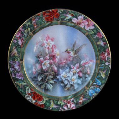 Çiçek açan bitkilerin arka planında küçük parlak kuş sinekkuşu. Yuvarlak. El boyalı antika bir tabak. dekupaj için kuşların görüntüsü ile resim.