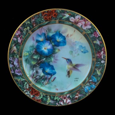 Çiçek açan bitkilerin arka planında küçük parlak kuş sinekkuşu. Yuvarlak. El boyalı antika bir tabak. dekupaj için kuşların görüntüsü ile resim.