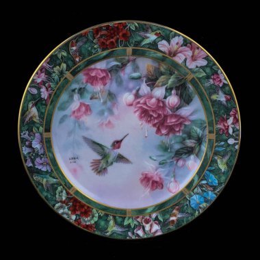 Çiçek açan bitkilerin arka planında küçük parlak kuş sinekkuşu. Yuvarlak. El boyalı antika bir tabak. dekupaj için kuşların görüntüsü ile resim.