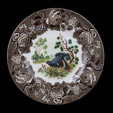 Sonbahar arkaplanı, ormanda iki sülün oturuyor. Yuvarlak. El boyalı antika bir tabak. dekupaj için kuşların görüntüsü ile resim.