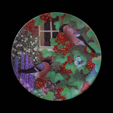 Baharda bir çember içinde dalda iki meme faresi kuşu. Yuvarlak. Resim yapmak. Yuvarlak. El boyalı antika bir tabak. dekupaj için kuşların görüntüsü ile resim.