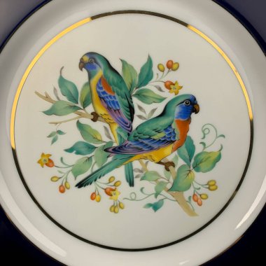 Sonbaharın parlak arka planı, iki renkli papağan bir dala oturur. Yuvarlak. El boyalı antika bir tabak. dekupaj için kuşların görüntüsü ile resim.