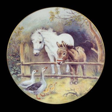 Üzerinde at resmi olan antika yuvarlak bir tabak. Hayvanlı dekupaj için yuvarlak resim. Siyah izole edilmiş arka planda atlarla yuvarlak resim