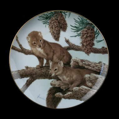 Orman hayvanlarını tasvir eden antika yuvarlak tabak. Hayvanlı dekupaj için yuvarlak resim. Siyah izole edilmiş arka planda orman hayvanları ile yuvarlak desen