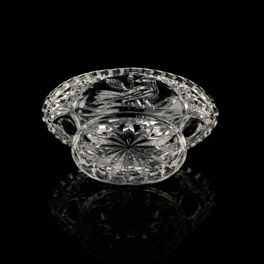 Antika oymalı yemek gemisi. Siyah izole edilmiş arka planda geometrik deseni olan antika bir gemi.