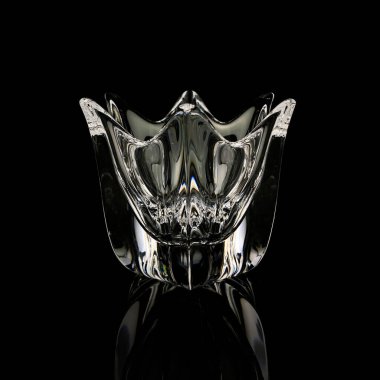 Kristal antika vazo. Siyah izole edilmiş arka planda çiçek şeklinde klasik cam vazo.