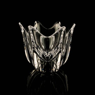 Kristal antika vazo. Siyah izole edilmiş arka planda çiçek şeklinde klasik cam vazo.