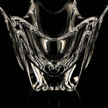 Kristal antika vazo. Siyah izole edilmiş arka planda çiçek şeklinde klasik cam vazo.