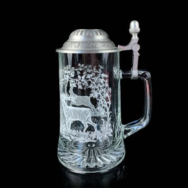 Kabartmalı antika cam bardak. Siyah izole edilmiş arka planda metal kapaklı klasik bir kupa..