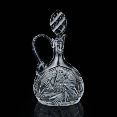 Geometrik desenli antika cam sürahi. Siyah izole edilmiş arka planda alkolün retro sürahisi. Oymalı vintage sürahi