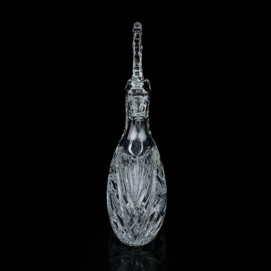 Geometrik desenli antika cam sürahi. Siyah izole edilmiş arka planda alkolün retro sürahisi. Oymalı vintage sürahi