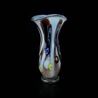 Çiçek lekeli antika cam vazo. Siyah izole edilmiş arka planda renkli cam vazo.