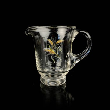 Çiçek desenli kristal antika bardak. Siyah izole edilmiş arka planda klasik cam sos kabı.