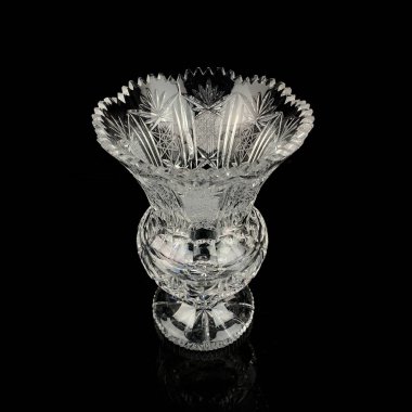 Kristal antika çiçek vazosu. Siyah izole arkaplana oymalı klasik vazo