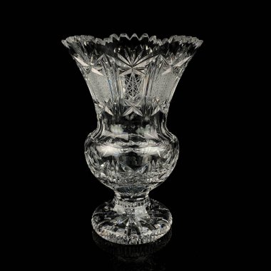 Kristal antika çiçek vazosu. Siyah izole arkaplana oymalı klasik vazo