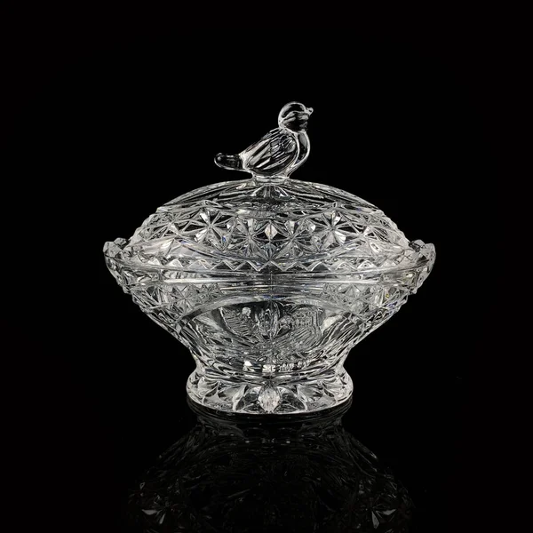 Antika oymalı yemek gemisi. Siyah izole edilmiş arka planda geometrik deseni olan antika bir gemi.