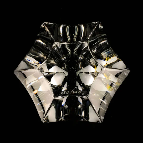 Kristal antika vazo. Siyah izole edilmiş arka planda çiçek şeklinde klasik cam vazo.