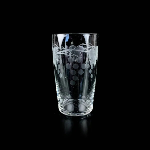 Gobelet Verre Antique Verre Vintage Avec Gravure Sur Fond Noir — Photo