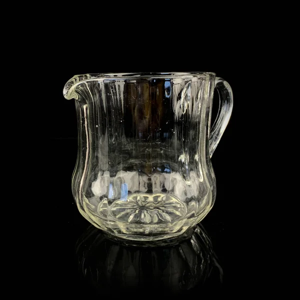 水晶般古董酒壶 黑色隔离底座上的老式玻璃器皿 — 图库照片
