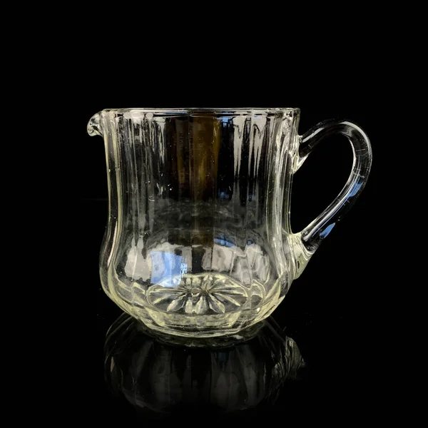 水晶般古董酒壶 黑色隔离底座上的老式玻璃器皿 — 图库照片