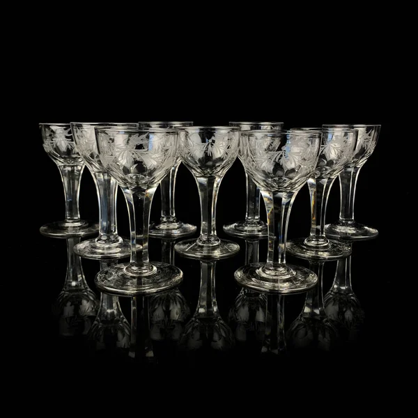 クリスタルアンティークワイングラスのセット 黒の隔離された背景にアルコール飲料用のヴィンテージガラスセット — ストック写真
