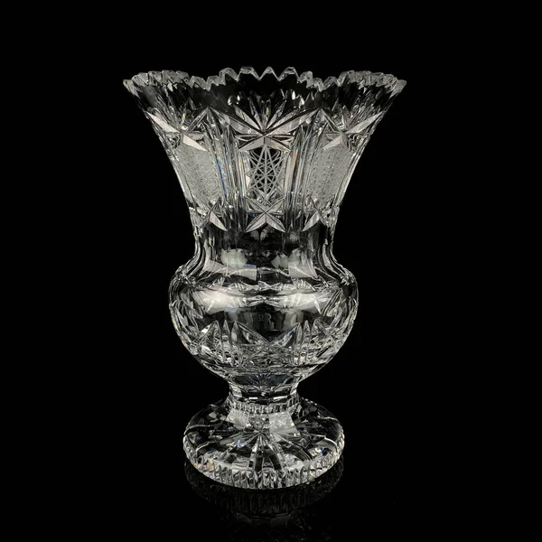 クリスタルアンティークの花瓶 黒の隔離された背景に彫刻とヴィンテージ花瓶 — ストック写真