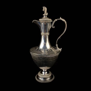 Üzerinde antik gümüş sürahi işlenmiş. Siyah izole arkaplanda çiçek desenli klasik metal oyması.