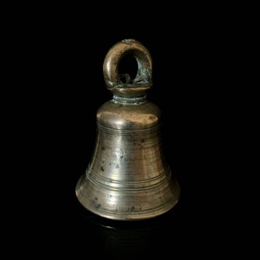 Oymalı antika bakır çan. Siyah izole arka planda klasik altın çan