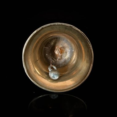 Oymalı antika bakır çan. Siyah izole arka planda klasik altın çan