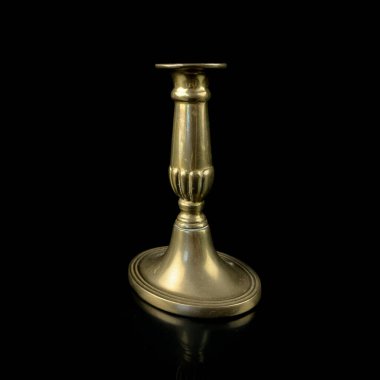 Yanan mumları olan bakır antika şamdan. Siyah izole arkaplanda klasik altın şamdan