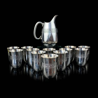 İşlemeli gümüş antika servisi. Siyah izole edilmiş arka planda metal vintage sıcak içecek servisi