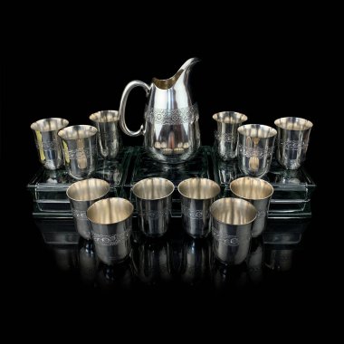 İşlemeli gümüş antika servisi. Siyah izole edilmiş arka planda metal vintage sıcak içecek servisi