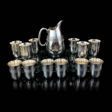 İşlemeli gümüş antika servisi. Siyah izole edilmiş arka planda metal vintage sıcak içecek servisi