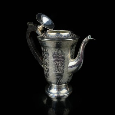 Antika metal çaydanlık. Gümüş çay servisi. Siyah izole arkaplan üzerine oymalı metal sürahi.