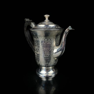 Antika metal çaydanlık. Gümüş çay servisi. Siyah izole arkaplan üzerine oymalı metal sürahi.