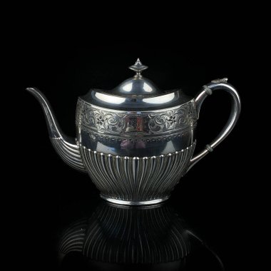 Antika metal çaydanlık. Gümüş çay servisi. Siyah izole arkaplan üzerine oymalı metal sürahi.