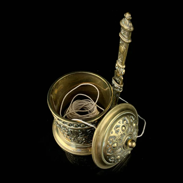 古铜香碗 带有黑色孤立背景雕刻的老式金杯 — 图库照片
